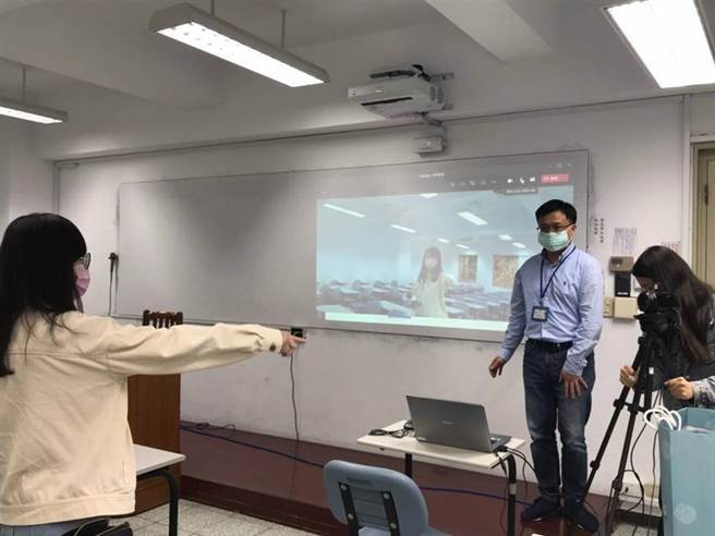 东吴大学提供远距上课的教学影片，让师生更熟悉线上教学方式。（图／校方提供）