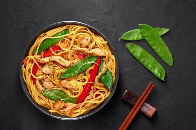 選湯麵還是乾麵？麵食族吃不胖6秘訣，麵條粗細很關鍵。(示意圖/Shutterstock)