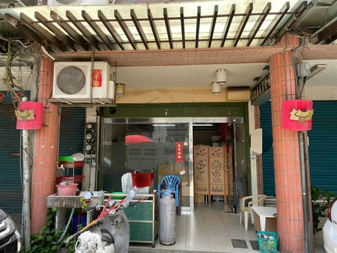 茶藝館群聚染疫人心惶惶，桃園市警局16日上午11時許前往茶藝館複查，發現2處茶藝館私下開門營業。（警方提供／賴佑維桃園傳真）