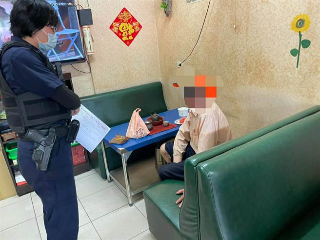 茶藝館群聚染疫人心惶惶，桃園市警局16日上午11時許前往茶藝館複查，發現2處茶藝館私下開門營業。（警方提供／賴佑維桃園傳真）