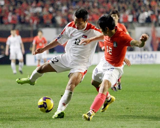 北韓決定退出世足賽預選。圖為2009年兩韓的世足對決。(圖/美聯社)