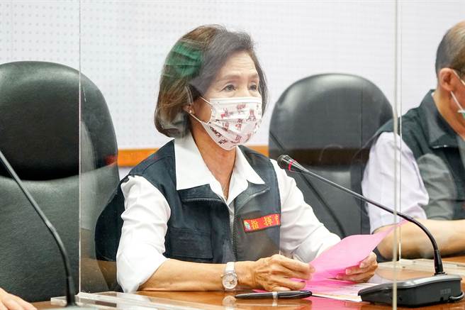 为避免疫情持续扩大，宜兰县长林姿妙今天宣布国三、高三生可以不到校上课等措施。（李忠一摄）