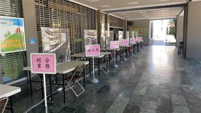 台南市政府民治市政中心在行政大樓前玄關設聯合洽公處。（市府提供／洪榮志台南傳真）