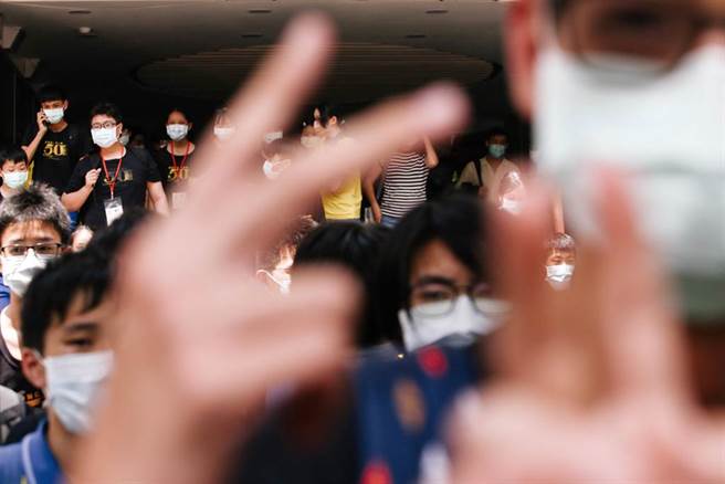 国中教育会考16日结束，考生开心地步出考场。因新冠肺炎本土疫情升温，台北市长柯文哲宣布，双北国三高三17日全面停课。（邓博仁摄）
