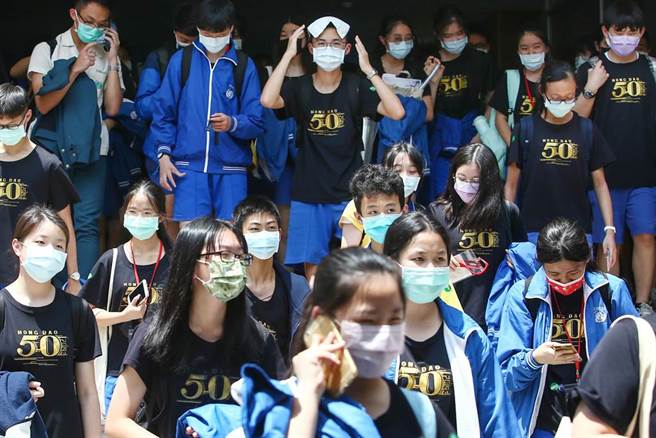 国中教育会考16日结束，考生开心地步出考场。因新冠肺炎本土疫情升温，台北市长柯文哲宣布，双北国三高三17日全面停课。（邓博仁摄）
