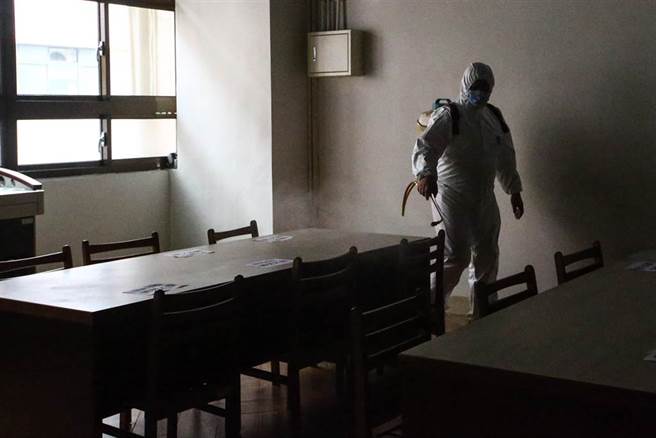 国中教育会考16日结束，为确保学生返校上课安全，台北市政府环保局随即派员于考场进行环境清洁消毒，松山高中也加码自费消毒所有教室。（邓博仁摄）
