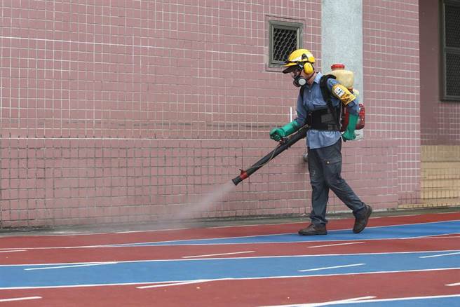 国中教育会考16日结束，为确保学生返校上课安全，台北市政府环保局随即派员于考场进行环境清洁消毒，松山高中也加码自费消毒所有教室。（邓博仁摄）
