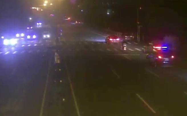 苗栗通霄镇台1线秋茂园旁，16日凌晨出现大批飙车族竞速飙车，通霄警分局埔口所员警赶往处置。（通霄警局提供／谢明俊苗栗传真）