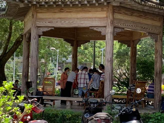 北投10人户外群聚赌博，1人疑未戴口罩，民眾忧成防疫破口。（照片/翻摄《台北之北投帮》社团）