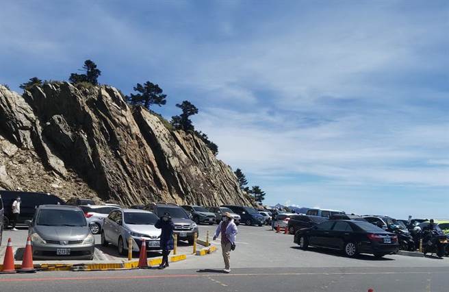 合歡山杜鵑賞花人車潮因疫減少，較上周日母親節約降成8成。（民眾提供／陳淑芬台中傳真）