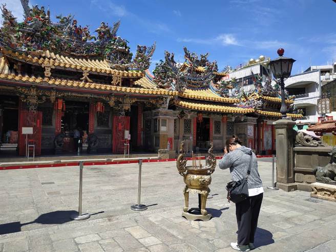 云林县北港朝天宫不开放信眾入庙参拜，在庙埕外另设参拜点。（张朝欣摄）