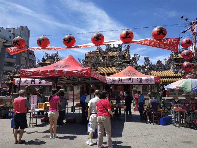 云林县北港朝天宫不开放信眾入庙参拜，在庙埕外另设参拜点。（张朝欣摄）