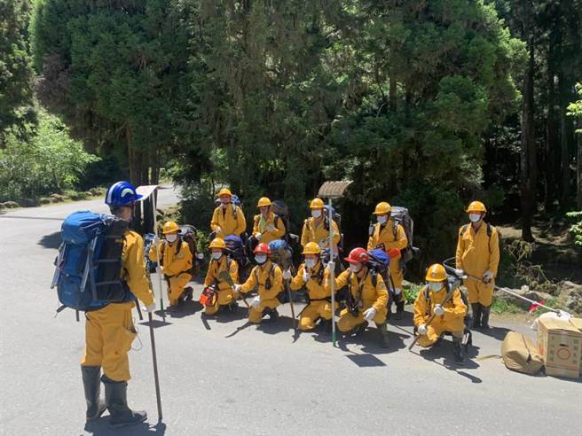 大水窟山下杜鹃营地附近发生森林火警，嘉义林管处人员16日中午集结出发上山救火。