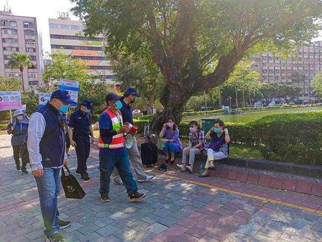 建设局于人潮聚集时段与地点，全面进行走动式防疫宣导。（台中市政府提供）