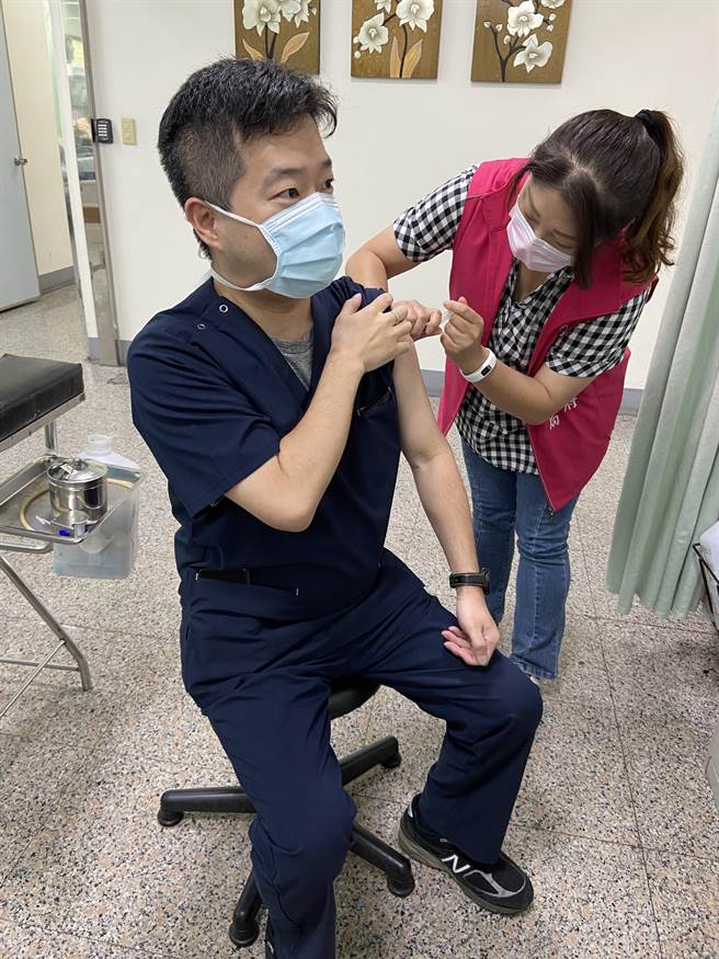 南投县府更正AZ疫苗施打对象，将医事人员列最优先施打。（南投县府提供／陈淑芬南投传真）