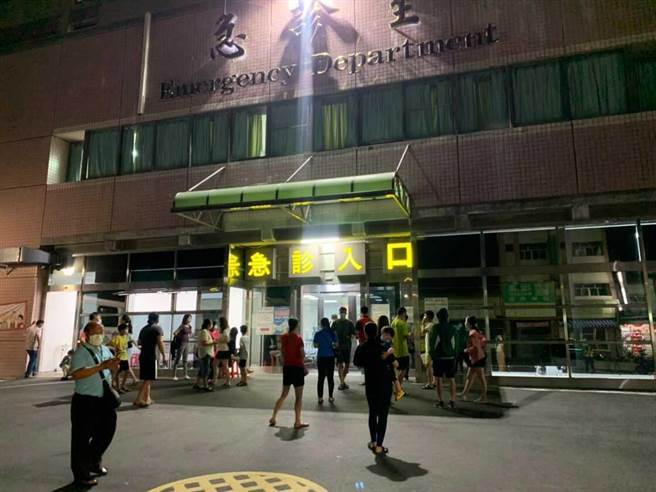彰化县傍晚又筛检出确诊病例一共3例，这次范围扩大宜共框例约1300人，县府晚间紧急召开记者会，呼吁5月8日至22日身体有不适的民眾，尽速到医院做筛检，傍晚7点左右就有民眾火速赶到医院，抢在没人的时候筛检避免群聚，医院现在也挤爆想筛检的民眾。(吴建辉摄)