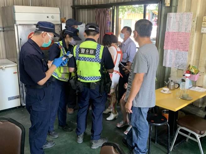 台南市白河区却有一间有女侍作陪的「榕树下小吃部」，不仅无照营业，还心存侥幸违规营业。（读者提供／张毓翎台南传真）