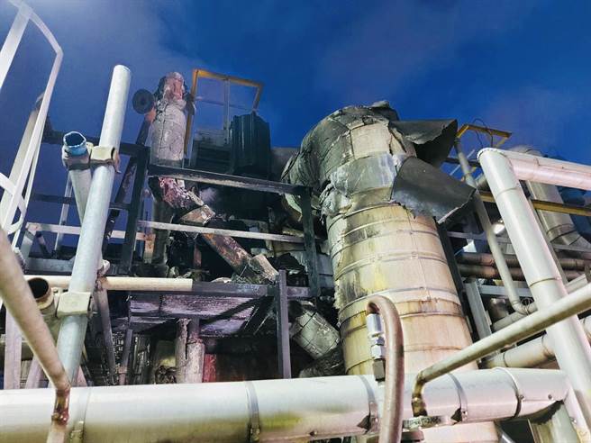 高雄林園工業區聯成化工林園廠16日PA（鄰苯二甲酐）製成管線破裂盤破裂，冒出大量黑煙，警消獲報後立即到場救援。（高市府環保局提供／洪浩軒高雄傳真）