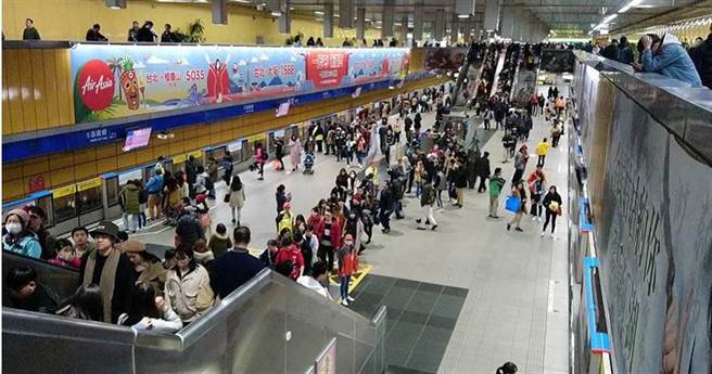 因应中央流行疫情指挥中心提升双北地区为三级警戒区，为避免通勤人员集中在尖峰时刻搭乘大眾交通工具，行政院人事行政总处16日宣布，居住双北地区或在双北地区上班的中央或地方公务人员，自5月17日至5月28日，採弹性上下班。图为台北捷运通勤时间人潮。(中时资料照)