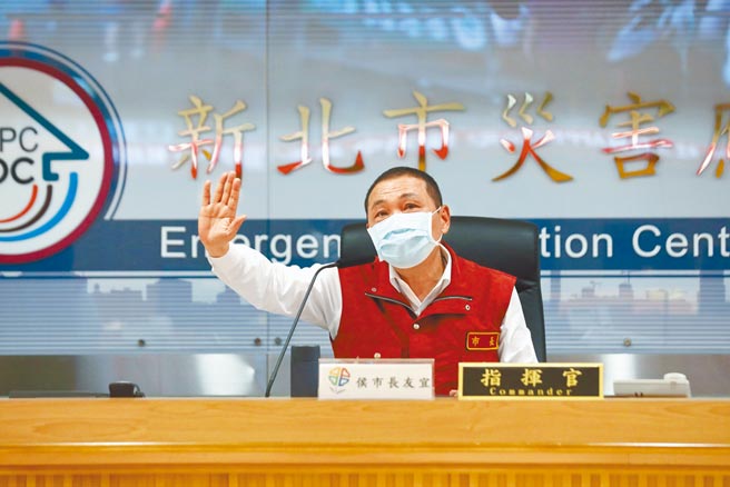 新北市長侯友宜15日建議中央，應該把雙北與桃園、基隆與宜蘭都升為三級警戒。（新北市新聞局提供／葉德正新北傳真）