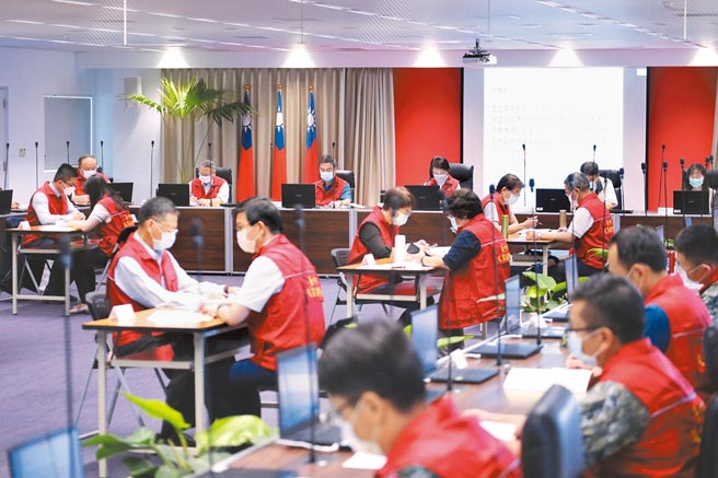 台中市宣布进入准三级防疫，15日上午针对三级警戒，预作兵棋推演。（冯惠宜摄）