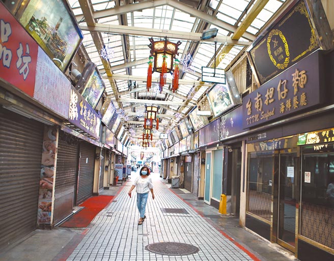 双北升为三级防疫警戒，却未将同属生活圈的基隆、桃园、宜兰纳入，陈时中强调，这是希望透过分级区隔，避免民眾不必要的流动。图为台北华西街夜市店家停止营业宛如封城。（陈怡诚摄）