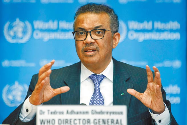 世界卫生组织秘书长谭德塞14日警告，疫情流行的第2年将比首年更加致命，呼吁富裕国家延后针对儿童接种疫苗，优先将疫苗分给贫穷国家。（美联社）