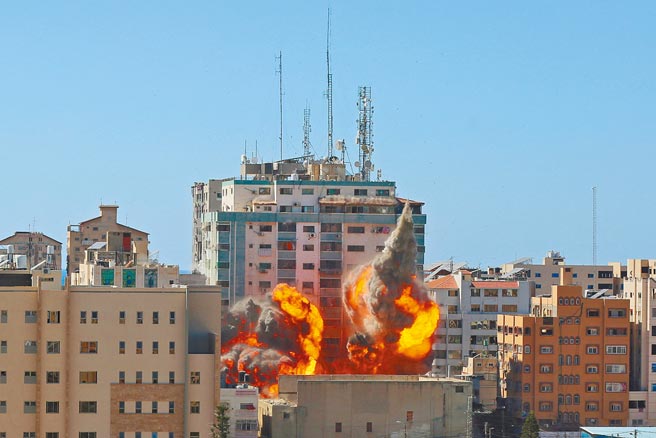 以色列军队持续向加萨地带发动猛烈空袭。美联社（AP）与半岛电视台（Al Jazeera）等国际媒体所在的大楼15日也遭到轰炸，所幸这2大媒体皆有收到事前警告，员工和住户亦紧急撤离。（路透）