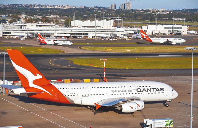 澳洲政府日前以印度疫情嚴峻為由，禁止公民自印返國，引發強烈反彈聲浪。上周澳洲政府撤銷禁令，並安排包機接載公民回國。（新華社）