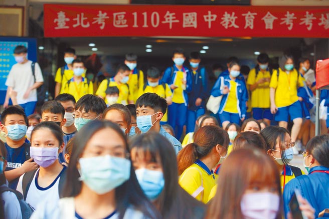 新冠肺炎疫情急遽升温，双北15日升至第3级警戒，国中会考15日首日结束，大批考生紧戴口罩离开考场。（张铠乙摄）
