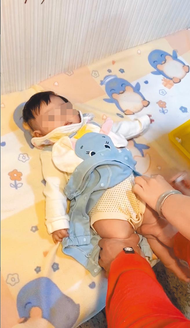 桃园徐姓家长今年带着4个月大女儿接种第二剂肺炎链球菌疫苗与五合一疫苗，接种后却没再醒过来。（徐姓家长提供）