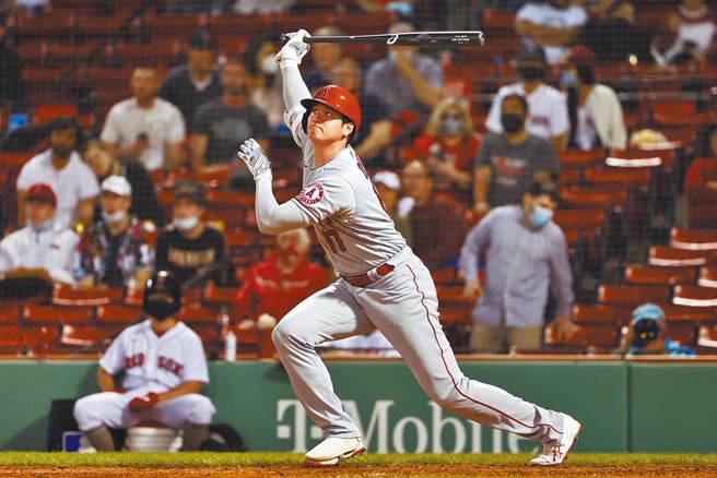 大谷翔平展现怪力，硬把外角曲球打成飞越芬威球场左外野高墙「绿色怪物」的大号全垒打。（美联社）