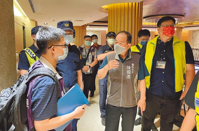 桃园市警察局长陈国进（中）14日到中坜KTV视察，并向业者说明，配合防疫政策，15日18时起至6月8日暂停营业。（警方提供／赖佑维桃园传真）