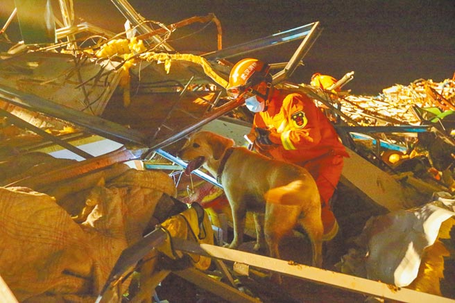 大陆湖北武汉14日晚突然发生龙卷风，造成8人死亡。图为救难人员在现场搜救。（新华社）