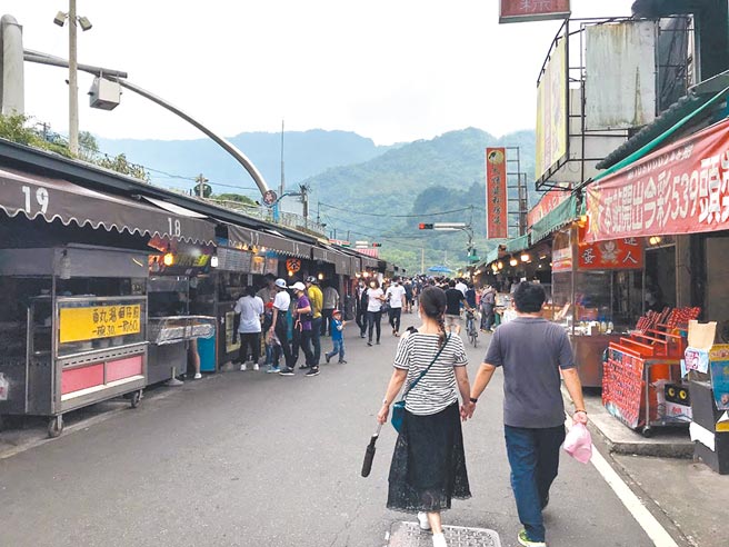 内湾商圈甫传确诊者足迹，加上全台防疫拉警报，15日周六游客明显减少。（庄旻静摄）