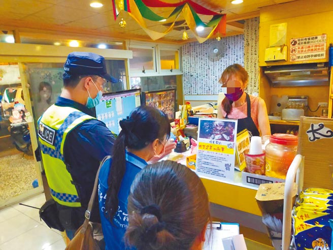 新竹縣政府聯合稽查小組稽查營業場所防疫狀況。（翻攝照片／莊旻靜新竹傳真）