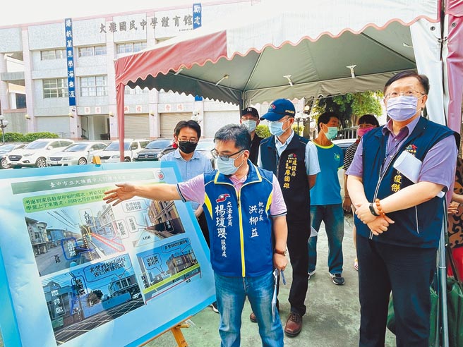 立委楊瓊瓔及台中市議員吳顯森爭取1175萬元前瞻經費，用於改善大雅國中及大雅國小兩校通學步道。（王文吉攝）