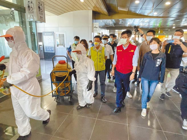 为了防范病毒扩散，高市府各局处15日在各业管范围消毒，环保局更是在3天内动员700多人，清消约400个点次。高雄市长陈其迈（穿红衣者）15日亲赴凤山车站视察消毒作业。（洪浩轩摄）