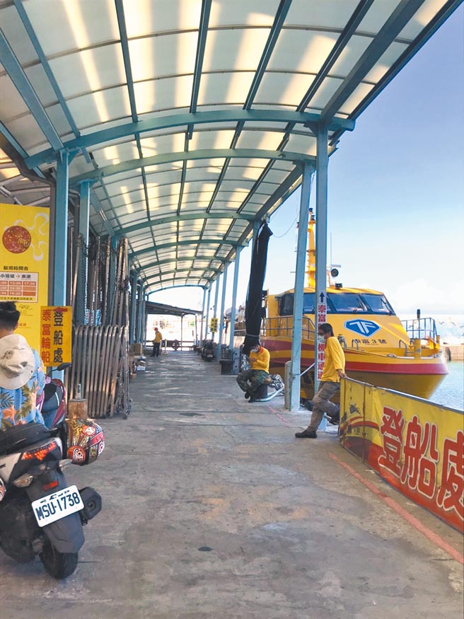 国内疫情升温，小琉球的民宿、餐饮与浮潜等业者15日纷纷自发性暂时休业，但因讯息来得突然，岛上仍可见游客，但很明显减少许多。（谢佳潾摄）