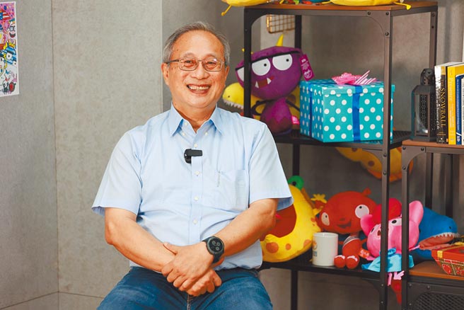 高雄大学校友李宗铭经营儿童美语教材出版30余载，他希望能帮助更多偏乡的孩子。（林瑞益摄）