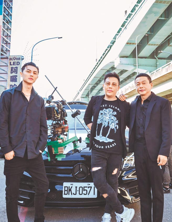 李康生（右起）与导演姜寧、邱胜翊因疫情取消拍摄大场面动作戏。（禾力文创提供）