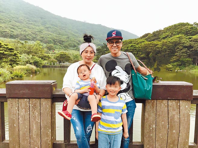 徐诣帆（后排右）感恩在低潮的时候，有老婆和小孩的陪伴。（资料照片）