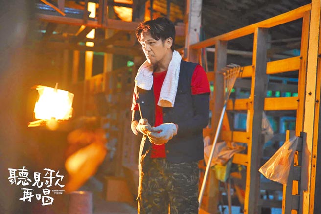徐诣帆在《听见歌 再唱》中饰演一肩扛起生计的严父。（华纳兄弟提供）