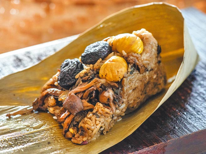 养生蔬食之选「香椿野菇素粽」，巧搭口感绝佳的鸿喜菇、美白菇、钮扣菇绽放独特芳香。（大仓久和大饭店提供）