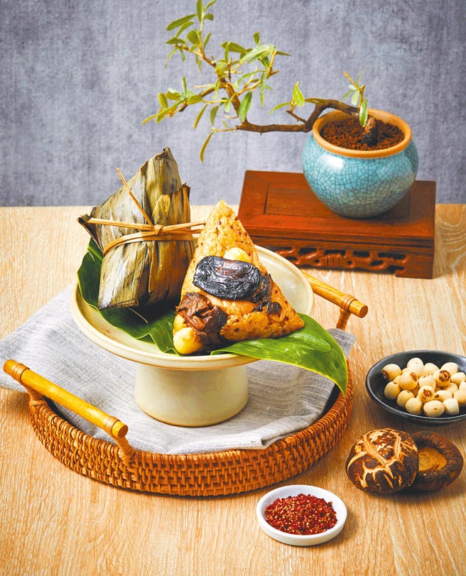 亚都丽致大饭店集结亚致餐饮端出「红藜百菇鲜素粽」，淡雅嗜口。（亚都丽致大饭店提供）