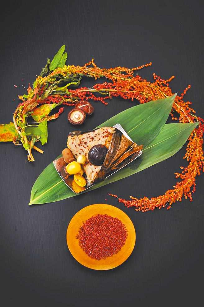 凯撒饭店连锁「蔬福红藜粽」外表朴实、内馅吸睛。（凯撒饭店连锁提供）