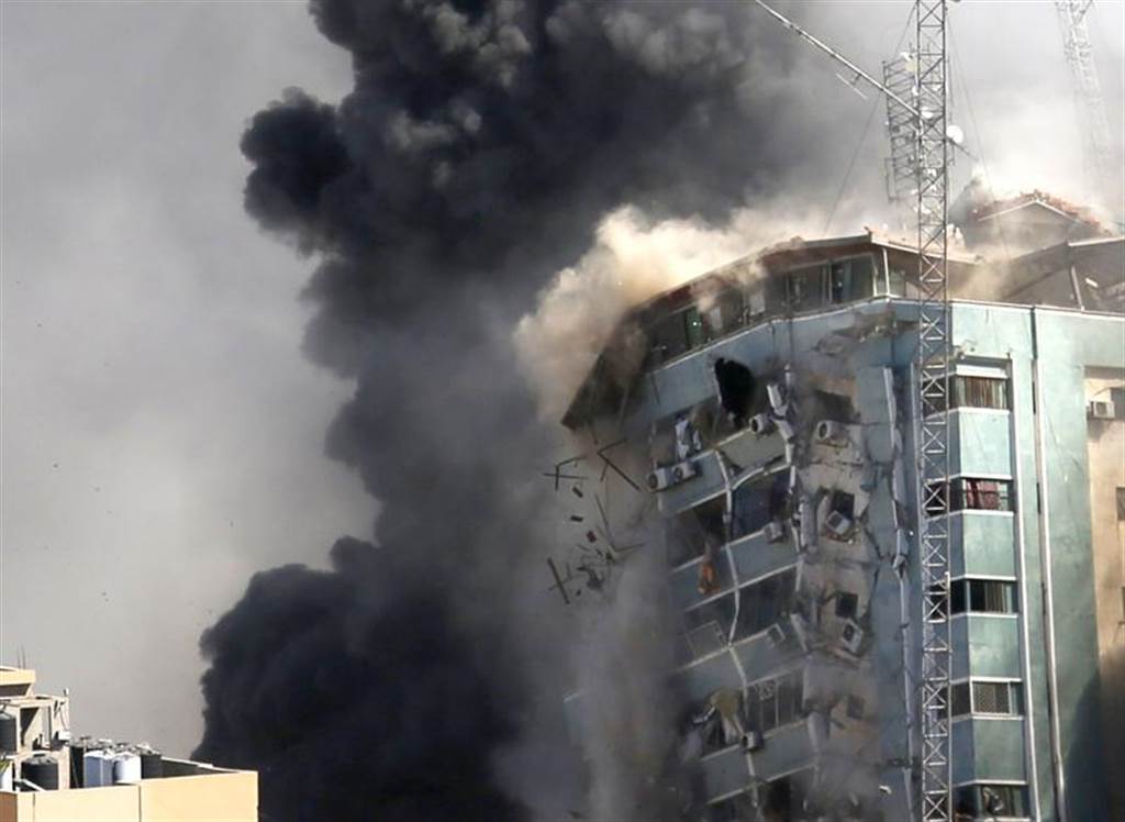 加萨的al-Jalaa大楼被以色列炸毁，这栋大楼也是美联社驻以色列办公室所在。图/美联社(photo:ChinaTimes)