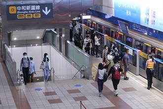 雙北升級首個上班日 北捷、台鐵現場狀況曝光