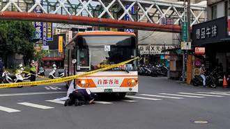 新莊拾荒嬤遭公車撞死卡前輪 目擊者嚇傻急報警