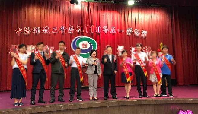 郵局快篩陽性員工遭爆曾參加5月10日表揚大會，當時勞動部長許銘春擔任頒獎人。(圖／翻攝自臉書)